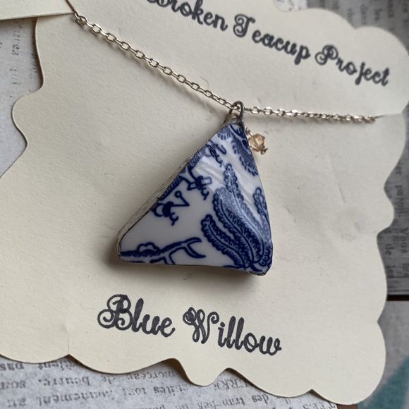 🌈Blue Willow china soldered shard w sterling silver 18” chain. New w wrapping. - Picture 5 of 9